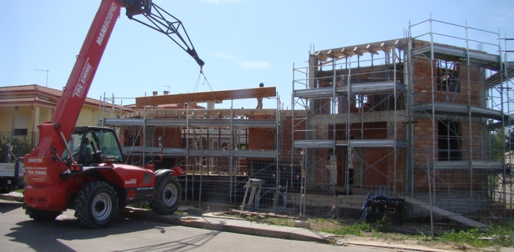 tre, emme, service, fratelli, f.lli, mereu, antonello, franco, maurizio, impresa, azienda, società, ditta, edile, realizzazione, realizzazioni, costruzione, costruzioni, demolizione, demolizioni, ristrutturazione, ristrutturazioni, copertura, coperture, tetto, tetti, struttura, struttureveranda, verande, legno, bonifica, rimozione, smaltimento, amianto, manufatti, manufatto, contenente, mca, eternit, piano lavoro, lavori, servizio, servizi, noleggio, noleggi, piattaforma, piattaforme aerea, particolari, costruttivi, manutenzione, pulizia, grondaia, grondaie, abbattimento, piante, potatura, alberi, messa, sicurezza, intonaco, intonaci, tinteggiatura, pitture, pittura, esterna, interna, controsoffitti, cappotto, rivestimento, placcaggio, pietra, pietrame, locale, cemento armato, mattoni, laterizio, laterizi, muro, muratura, murature, fondazioni, pilastri, solaio, solai, latero, cemento, coibentazione, coibentazioni, impermeabilizzazione, impermeabilizzazioni, guaina, controsoffitti, controsoffitto, scale, scala, tegole, canale, gronda, pluviale, pluviali, soglia, davanzale, pavimentazione, rivestimento, infisso, porta, finestra, tracce, impianti, finiture, scavi, scavo, sbancamento, platea, immobile, immobili, edifici, edificio, casa, case, locale, locali, commerciale, industriale, civile, abitazione, abitazioni, alloggio, residenza, soggiorno, letto, cucina, disimpegno, condominio, palazzo, villa, villetta, schiera, casale, tetto, copertura, colonne, architravi, trave, travi, travicelli, perlina, manto, cordolo, cordoli, controcassa, massetto, chiavi, mano, servizio, tecnico, rete, materiale, materiali, laterizio, laterizi, blocchi, blocchetti, mattoni, mattone, tramezzo, tramezzi, cancelli, cancello, ferro, fornitura, posa, opera, computo, metrico, preventivo, preventivi, cottimo, corpo, carrelli, autocarro, camion, furgone, trasporto, scarico, getto, mezzo, mezzi, carpenteria, carpentiere, muratore, muratori, manovale, manovali, addetto, tecnico, geometra, perito, edile, tinteggiatore, tinteggiatori, intonacatrice, strumentazione, incarico, incarichi, elaborazione, elaborazioni, ente, pubblico, pubblici, privato, privati, professionalità, martello, pneumatico, lavorazione, urbanizzazione, urbanizzazioni, messa, sicurezza, cintura, cinture, psc, pos, pimus, documentazione, cantiere, box, verbale, verbali, recinzione, recinzioni, dpi, occhiali, guanti, scarpe, medico competente, rappresentante dei lavoratori, addetto, antincendio, evacuazione, pronto, soccorso, rischio, prevenzione, provincia, medio campidano, cagliari, oristano, comune, lunamatrona, pauli arbarei, villamar, furtei, segariu, sanluri, villanovafranca, mandas, villanovaforru, collinas, sardara, san gavino monreale, villacidro, guspini, serra manna, arbus, samassi, serrenti, villasor, nuraminis, guasila, ussaramanna, turri, las plassas, setzu, pabillonis, gonnostramatza, tuili, barimuni, gesturi, setzu, genuri, gonnosnò, baradili, baressa, simala, curcuris, ruinas, mogoro, mogorella, sini, senis, albagiara, escovedu, genoni, fasulla, ales, assolo, laconi, siris, pompu, pau, nureci, gonnoscodina, asuni, villa s’antanio, quartu, quartucciu, selargius, monastir, ussana, decimomannu, assemini, sestu, dolianova, samatzai, ortacesus, senorbì, selegas, san sperate,